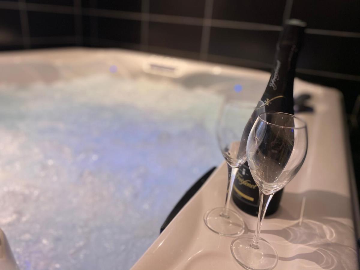 Escapade Romantique - Jacuzzi Et Parking Prive - 002 Lejlighed Rouen Eksteriør billede