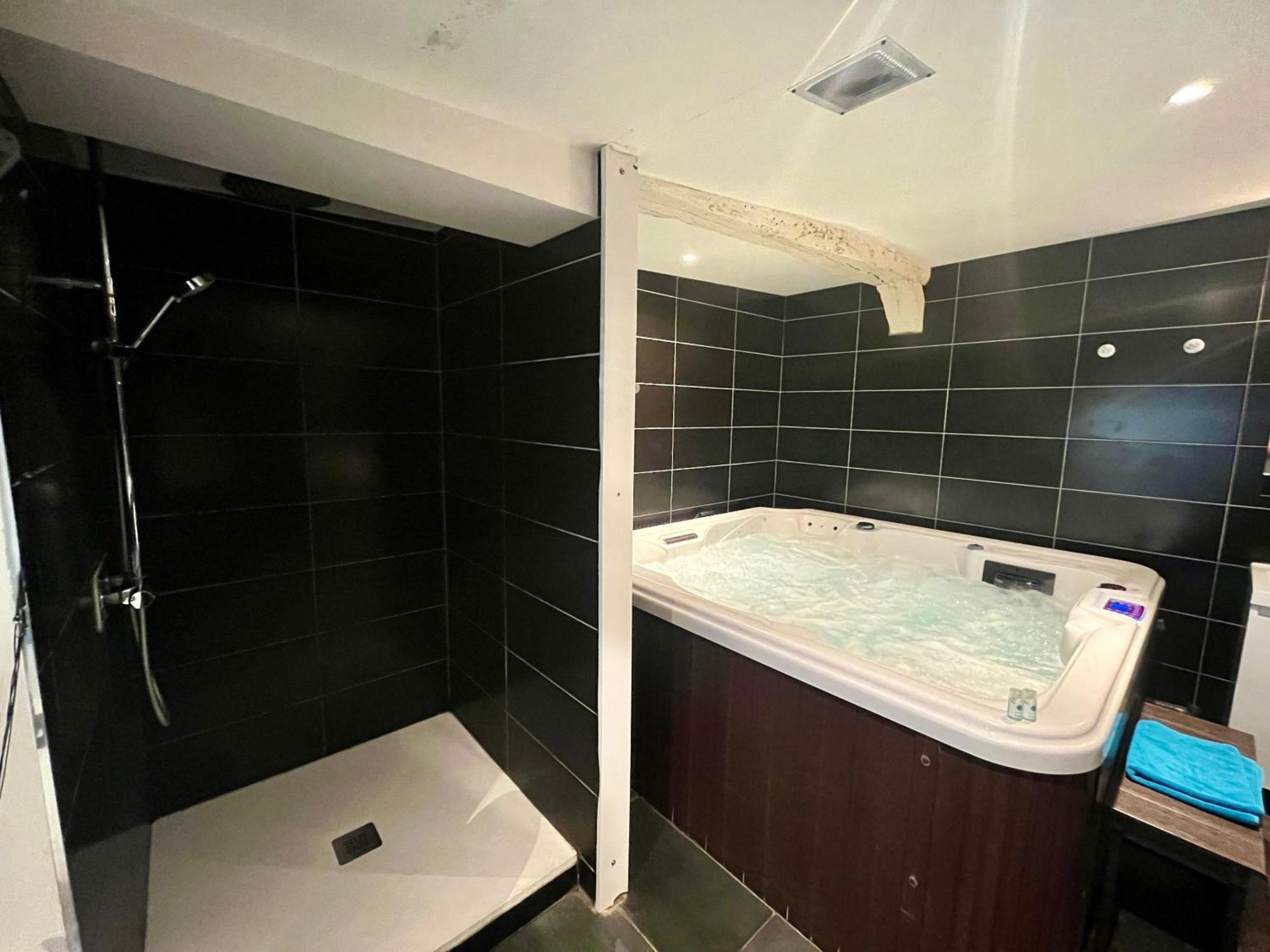 Escapade Romantique - Jacuzzi Et Parking Prive - 002 Lejlighed Rouen Eksteriør billede